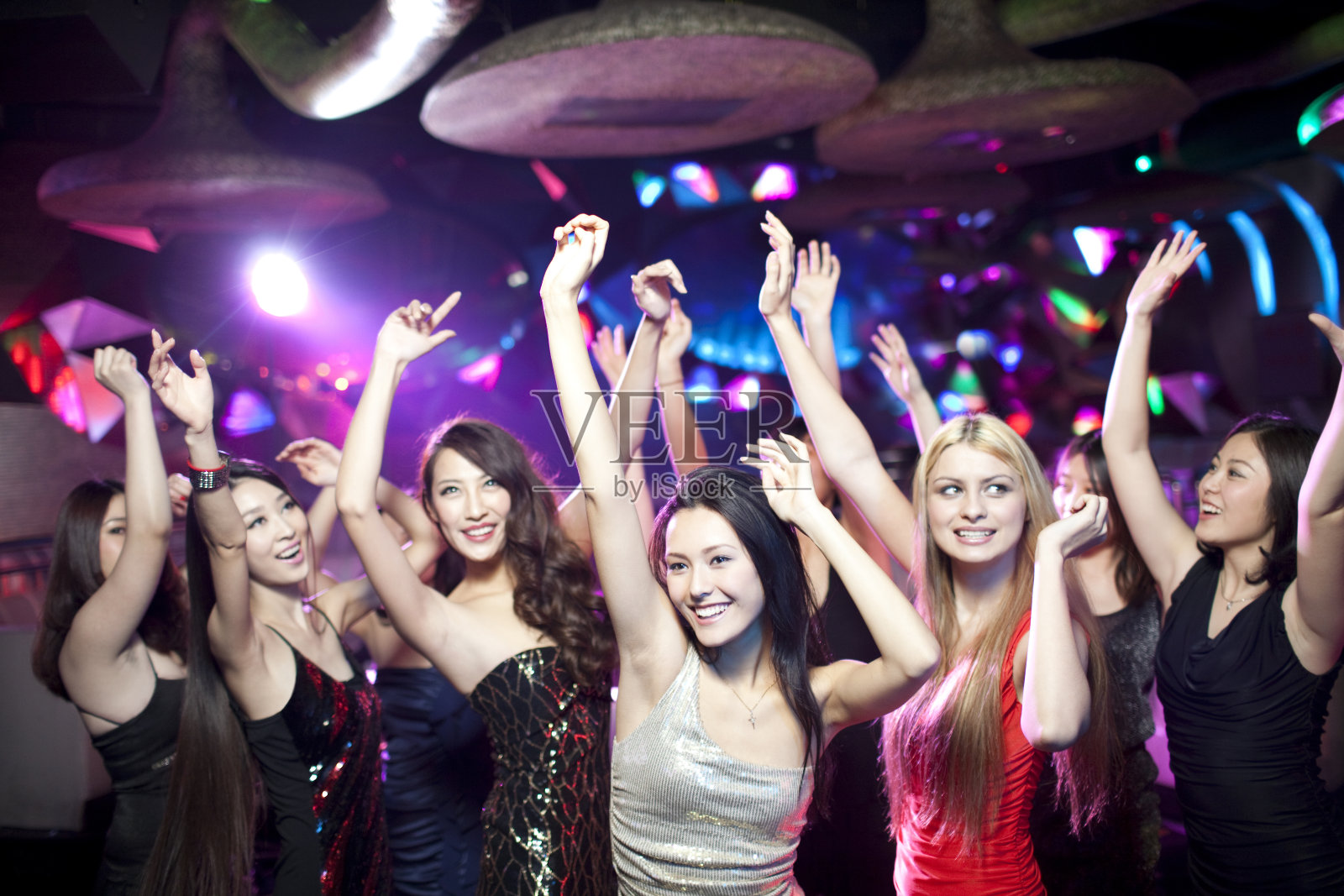 时尚年轻人在酒吧跳舞照片摄影图片