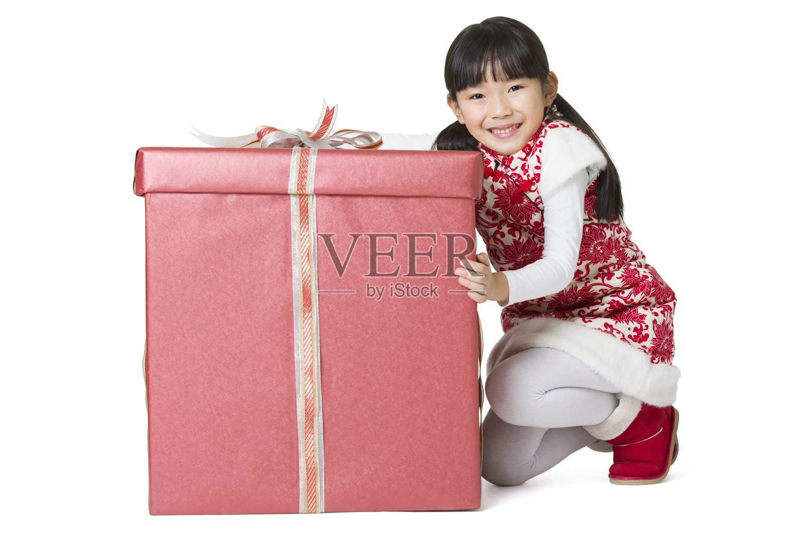 快乐的小女孩和新年礼物照片摄影图片