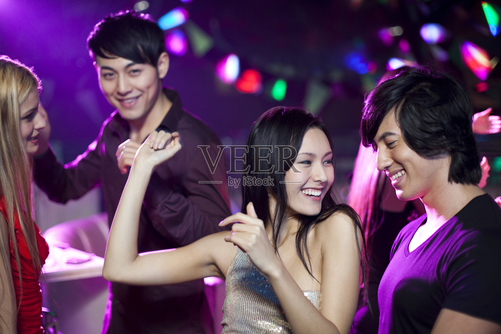 时尚年轻人在酒吧跳舞照片摄影图片