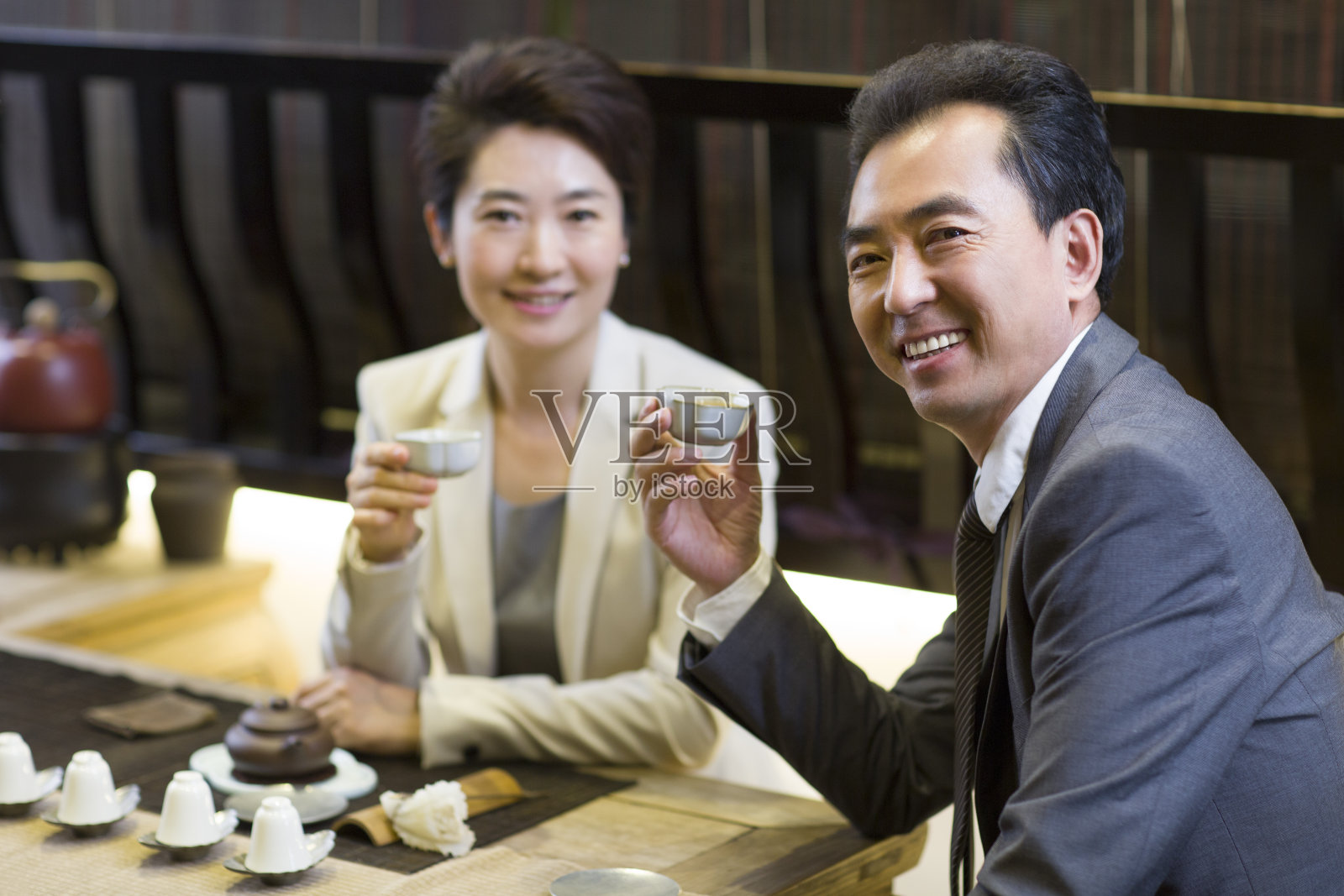商务人士在茶馆喝茶照片摄影图片