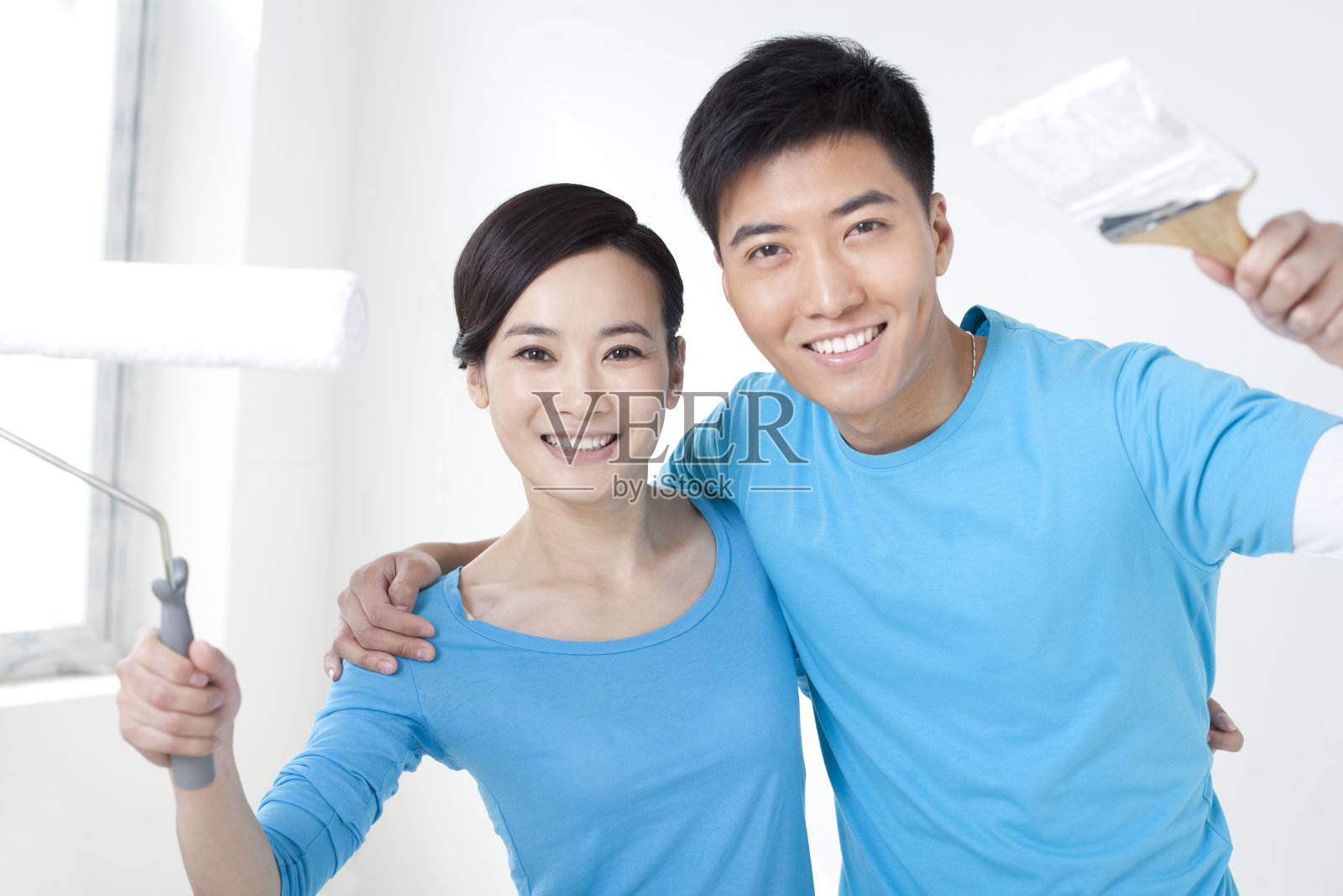 青年夫妇装修爱巢照片摄影图片