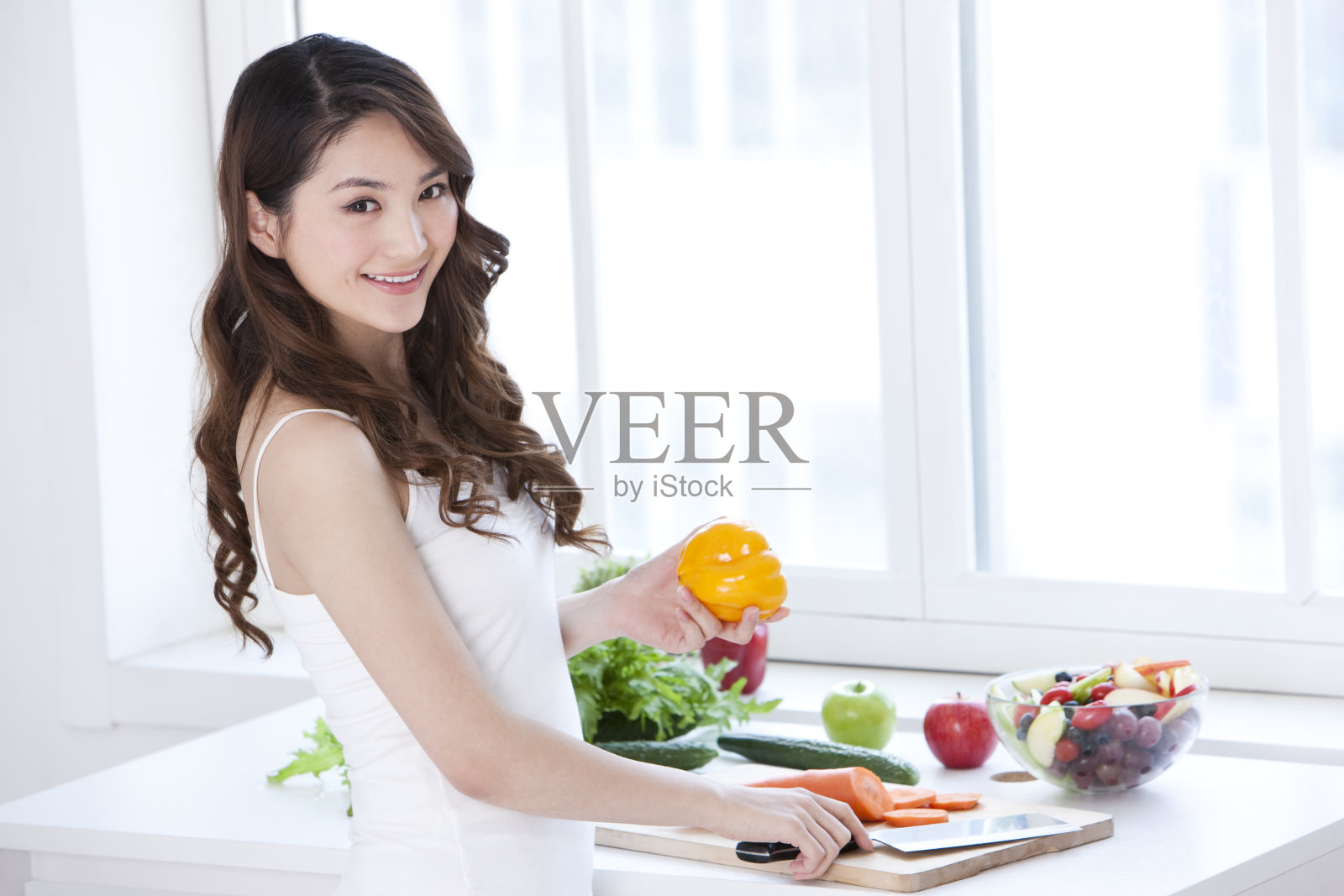 厨房内切菜的年轻女性照片摄影图片