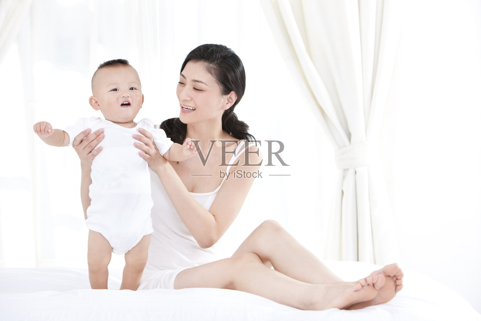 母亲和婴儿的快乐时光照片摄影图片