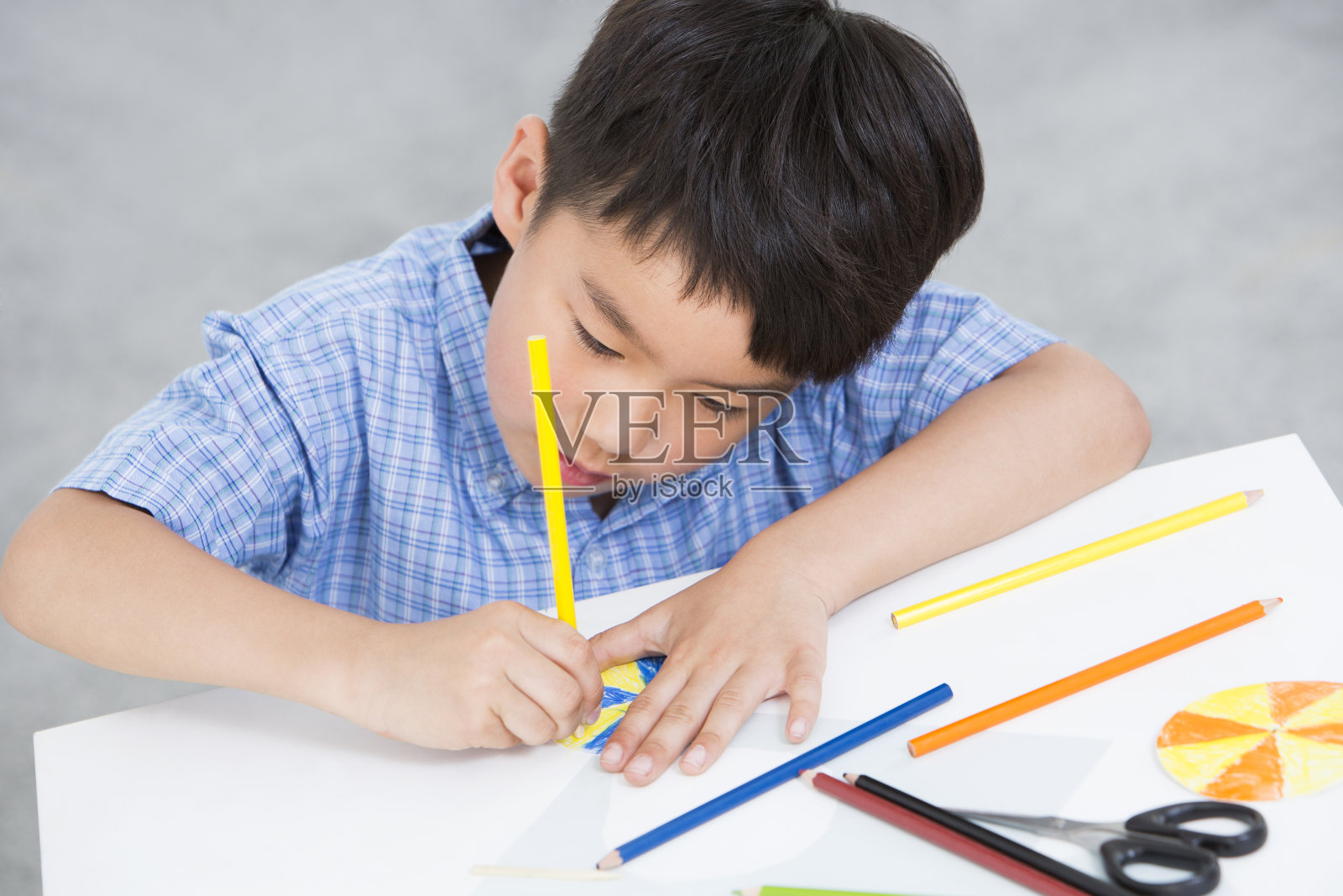 小男孩在做纸玩具照片摄影图片