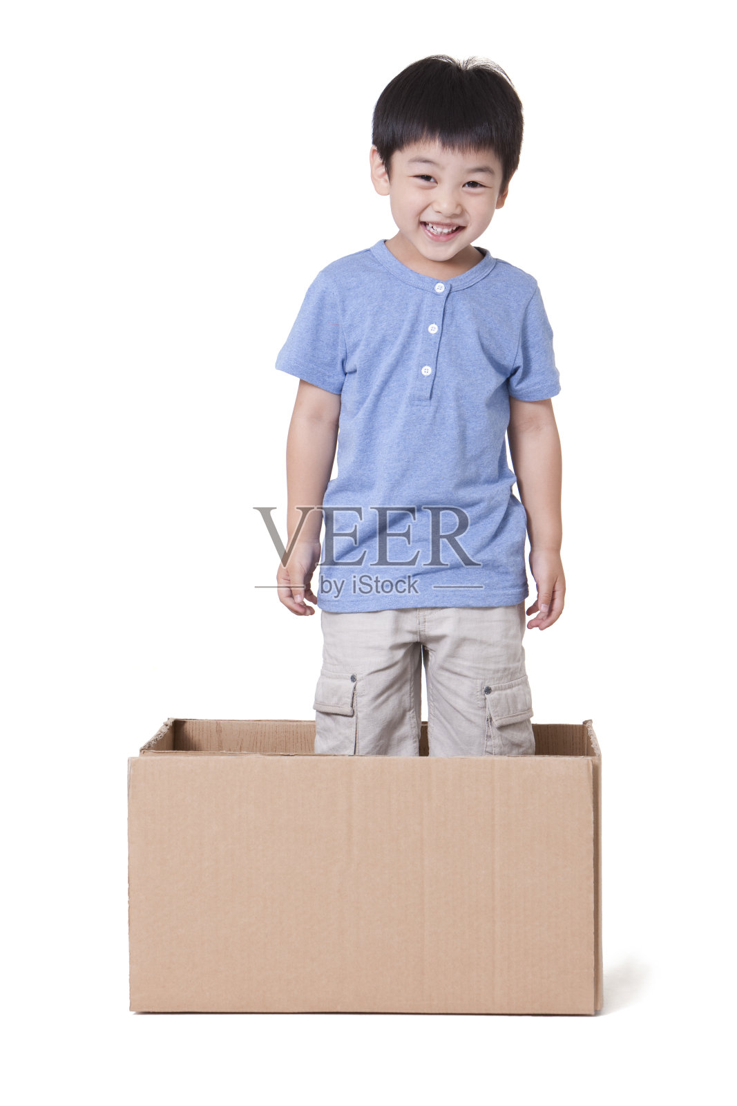 小男孩站在纸箱子里照片摄影图片