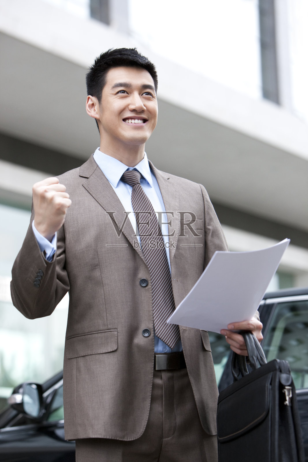 青年商务男士庆祝照片摄影图片