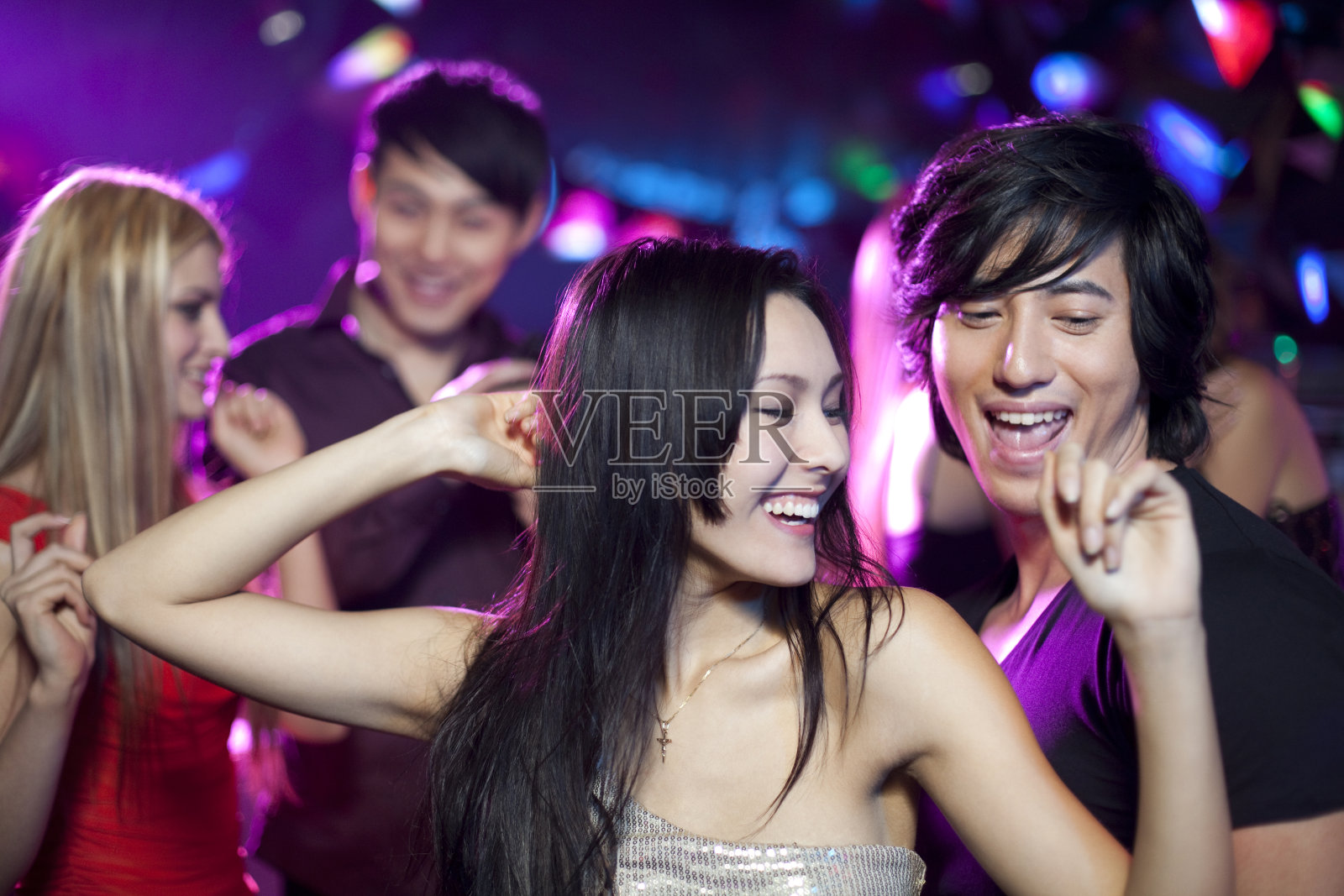 时尚年轻人在酒吧跳舞照片摄影图片