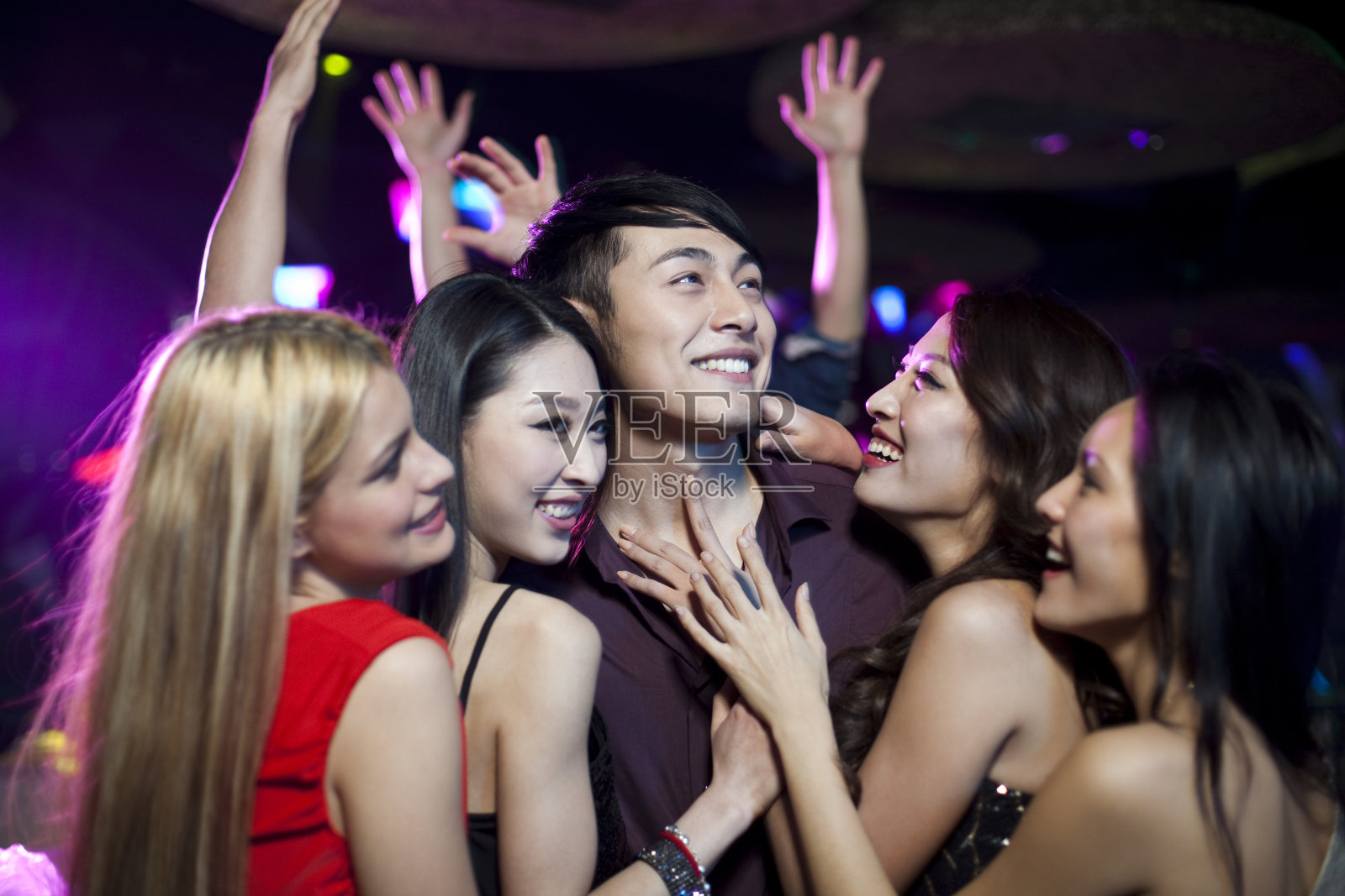 时尚青年男子在酒吧被美女包围照片摄影图片