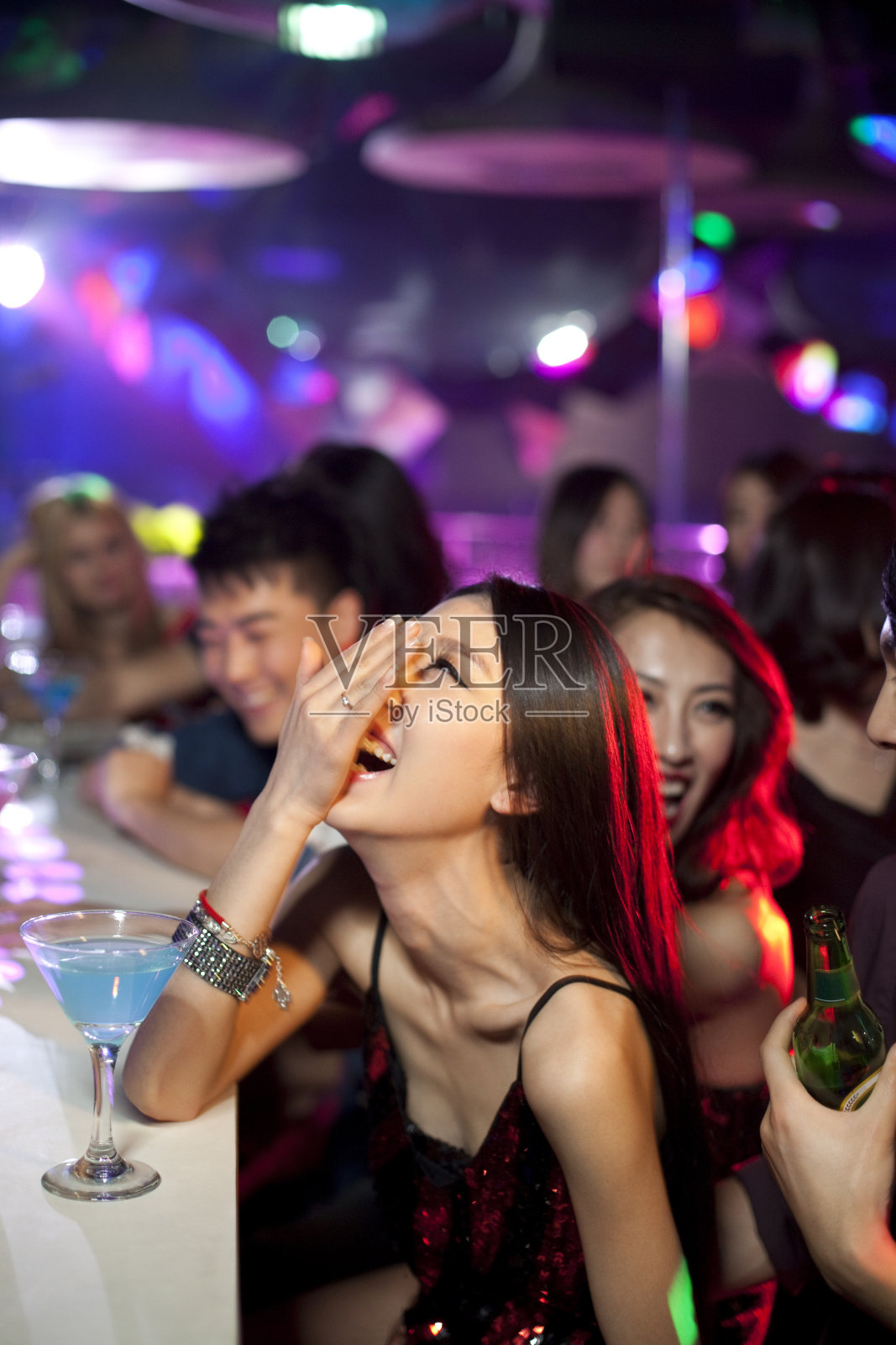 时尚年轻人在酒吧照片摄影图片