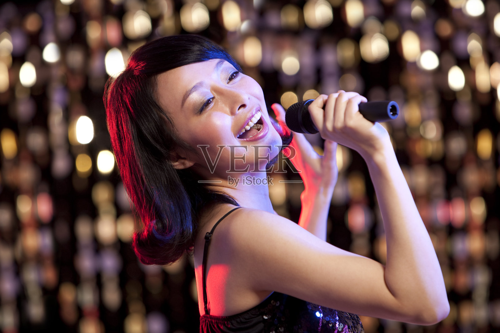 时尚青年女士唱卡拉OK照片摄影图片