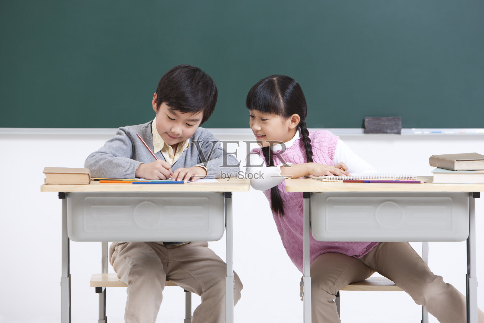 可爱小学生写作业照片摄影图片