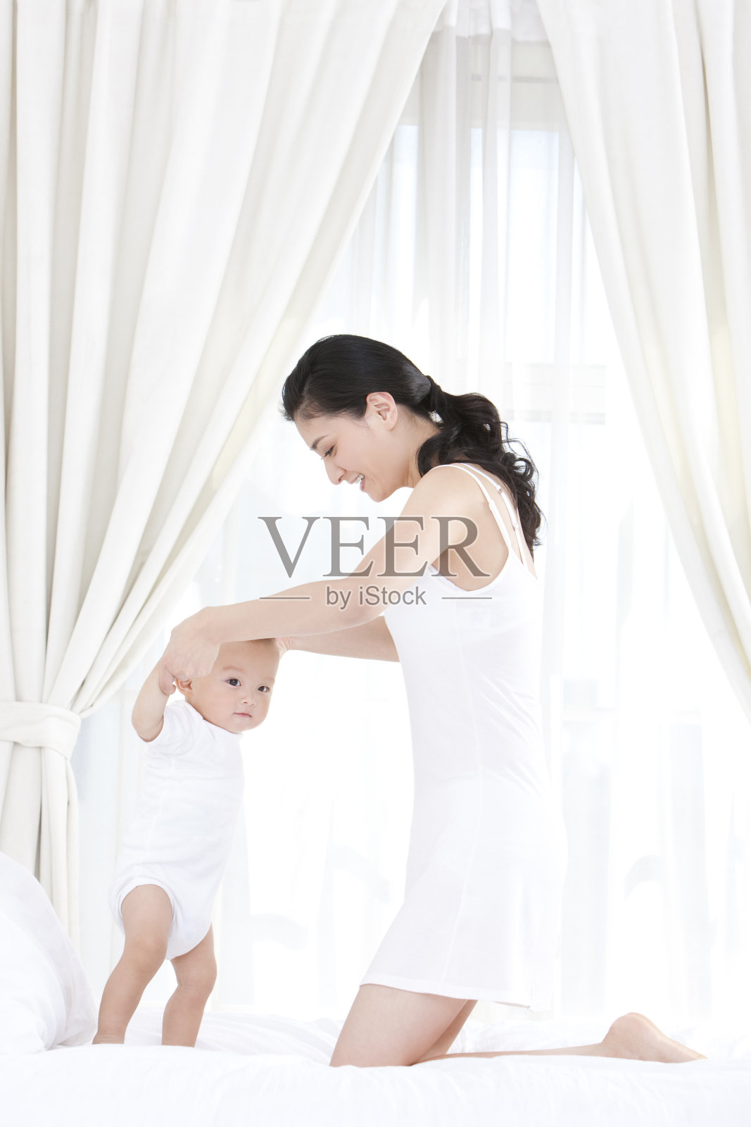 甜蜜的亲子时光照片摄影图片