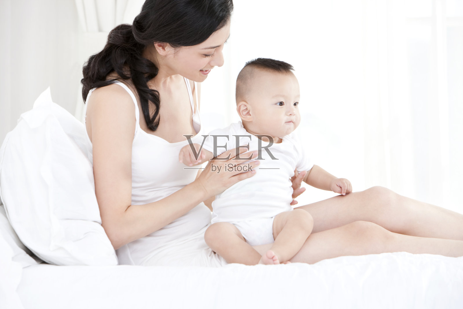 快乐妈妈和宝宝照片摄影图片