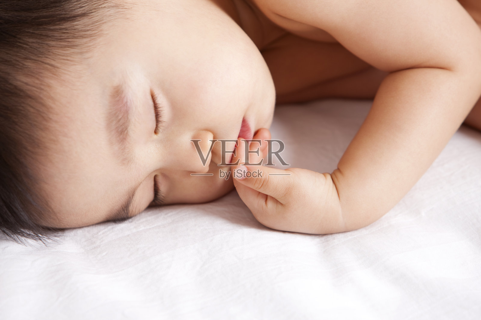 熟睡的男婴照片摄影图片