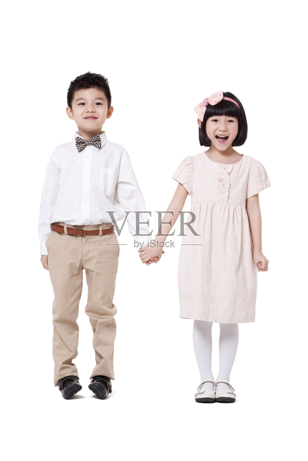 快乐小孩手牵手照片摄影图片