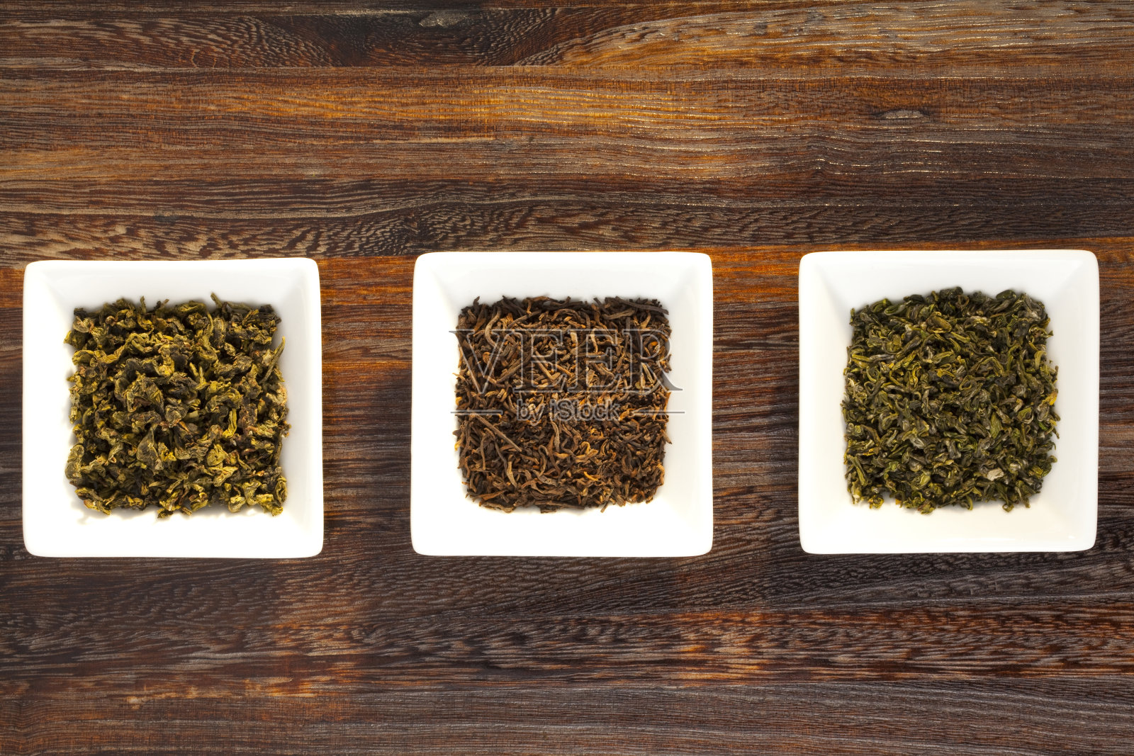 桌子上的茶具和茶叶照片摄影图片