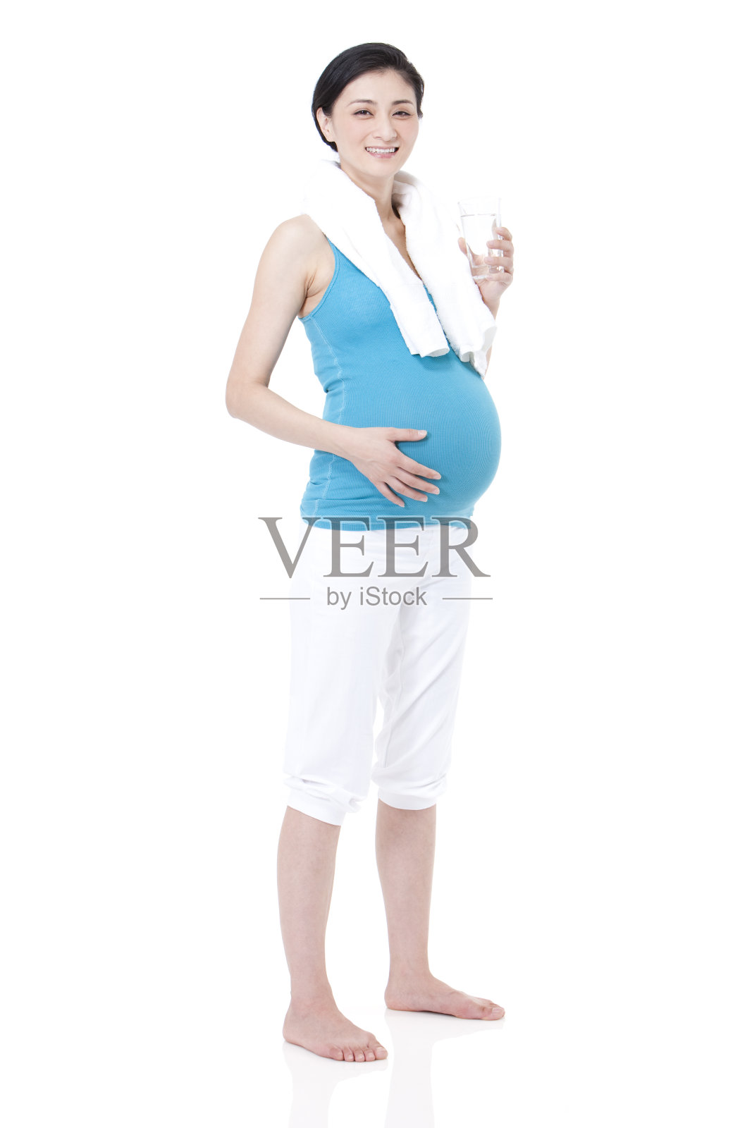 锻炼中的孕妇喝水照片摄影图片