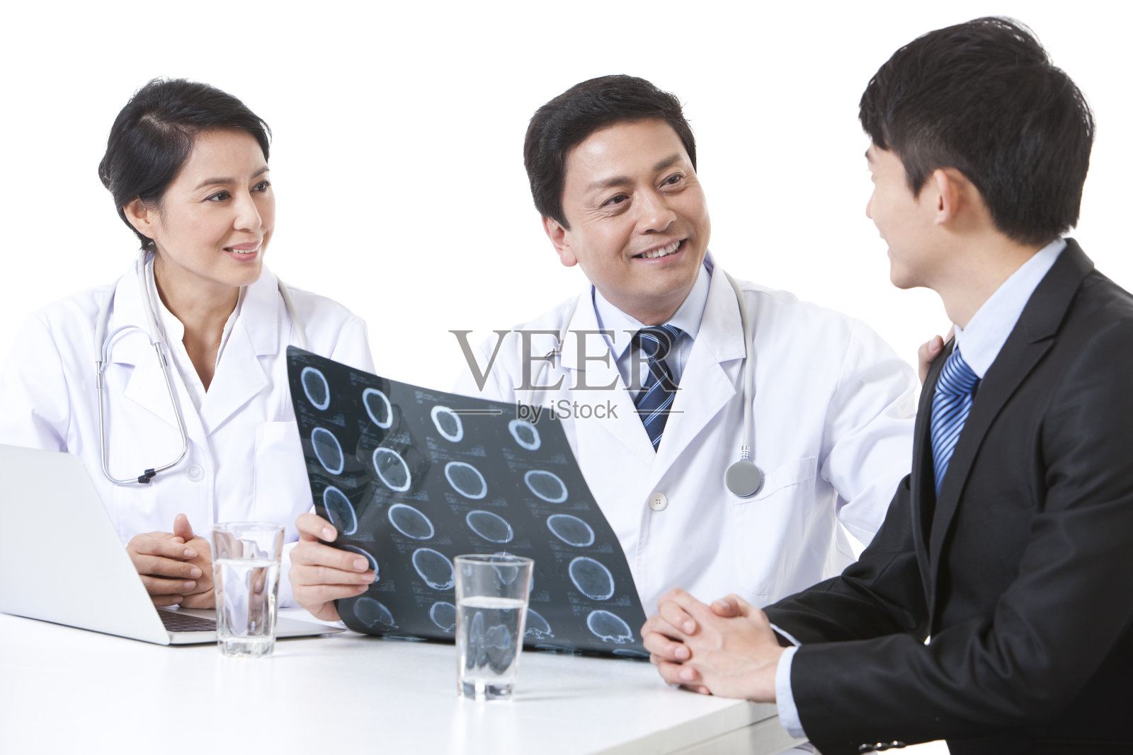 医生和病人看X光片照片摄影图片