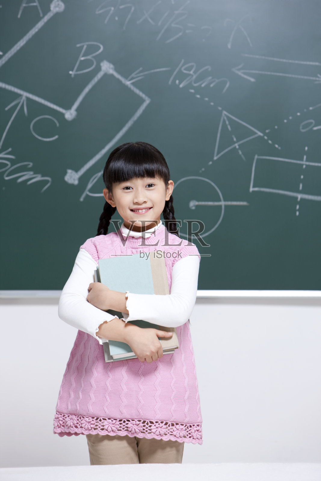 教室里开心的小女孩照片摄影图片