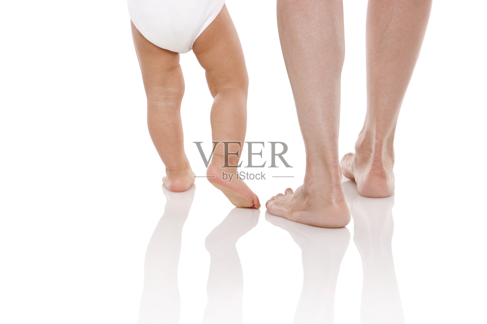 妈妈教宝宝走路照片摄影图片