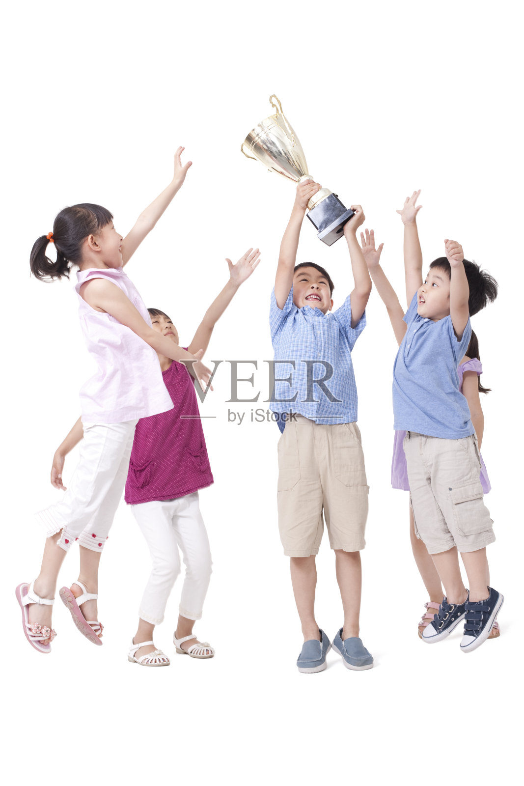 孩子们和奖杯照片摄影图片