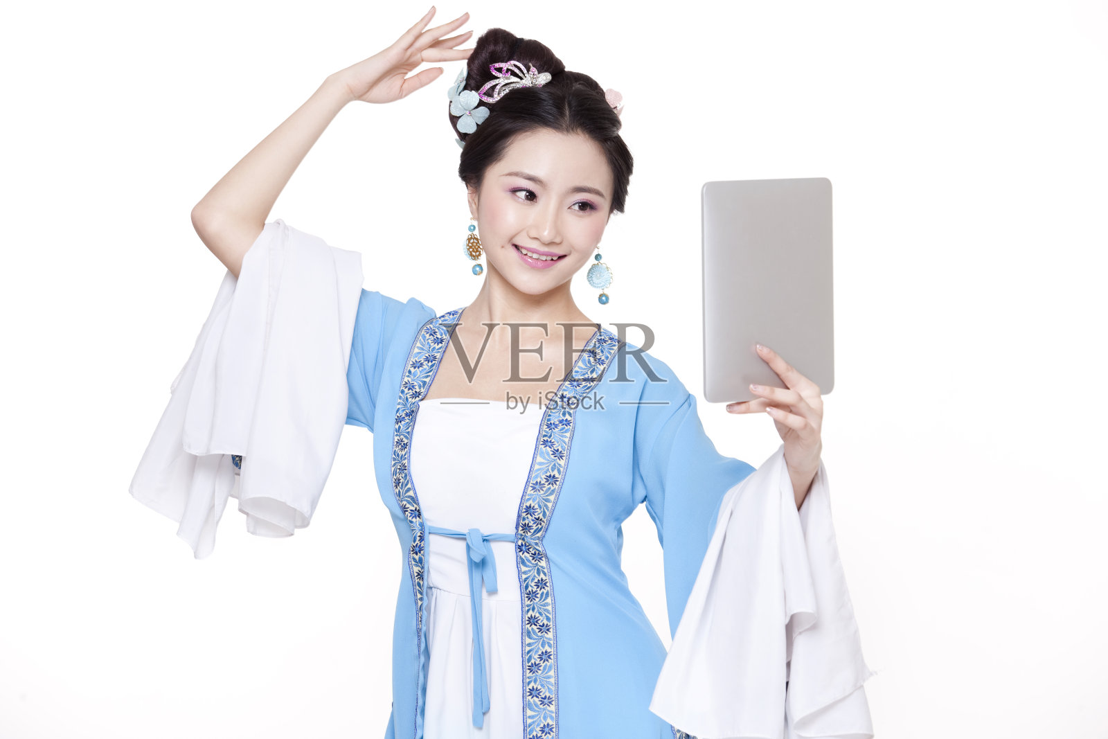 古装女子与平板电脑照片摄影图片