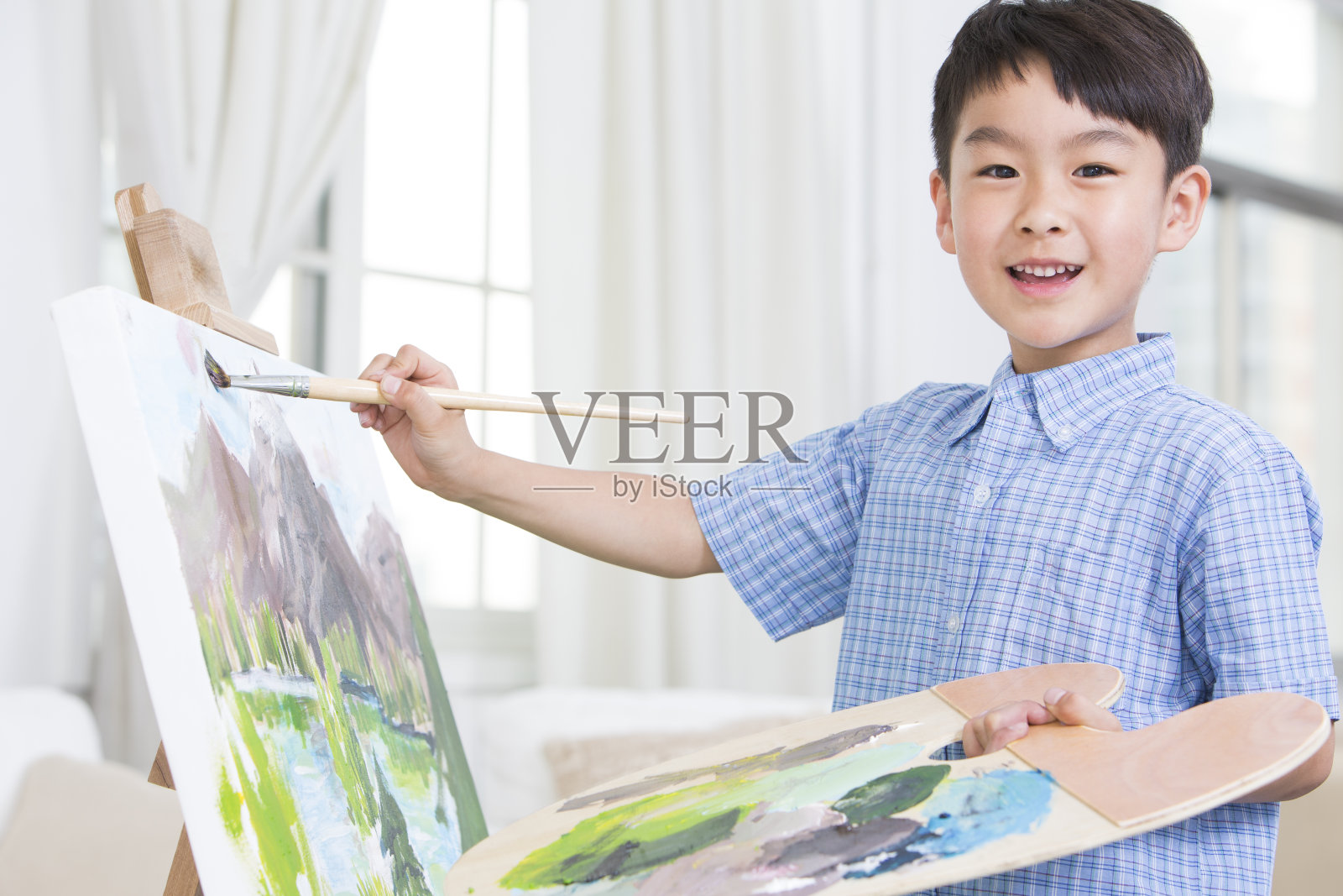 小男孩在画画照片摄影图片