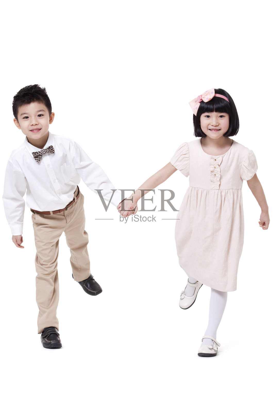 快乐小孩手牵手照片摄影图片