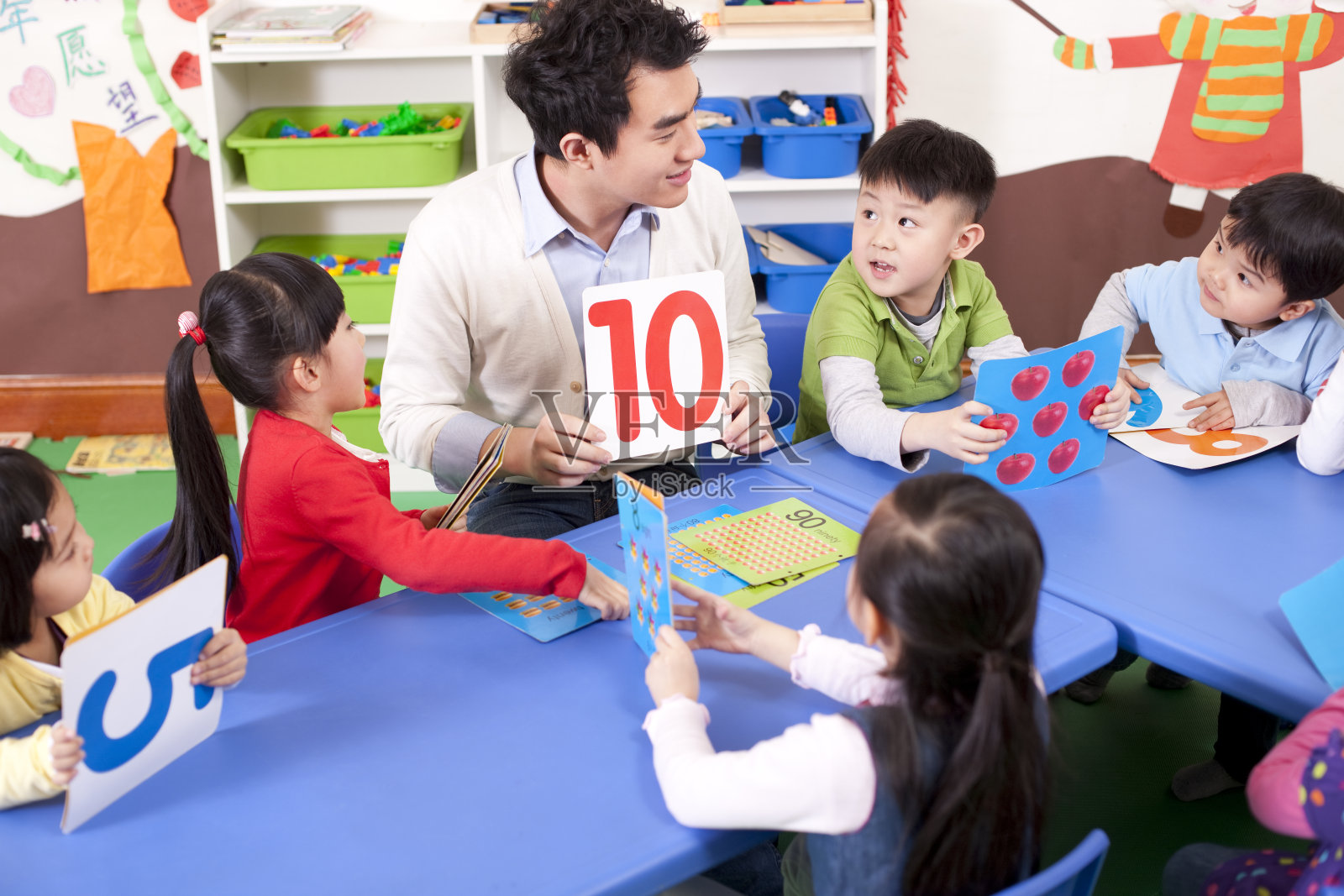 幼儿园老师和孩子们上数学课照片摄影图片