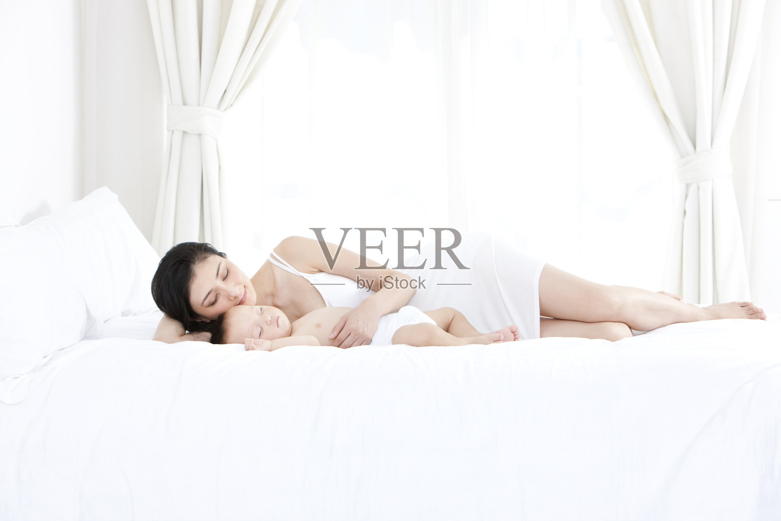 母亲和熟睡的宝宝照片摄影图片