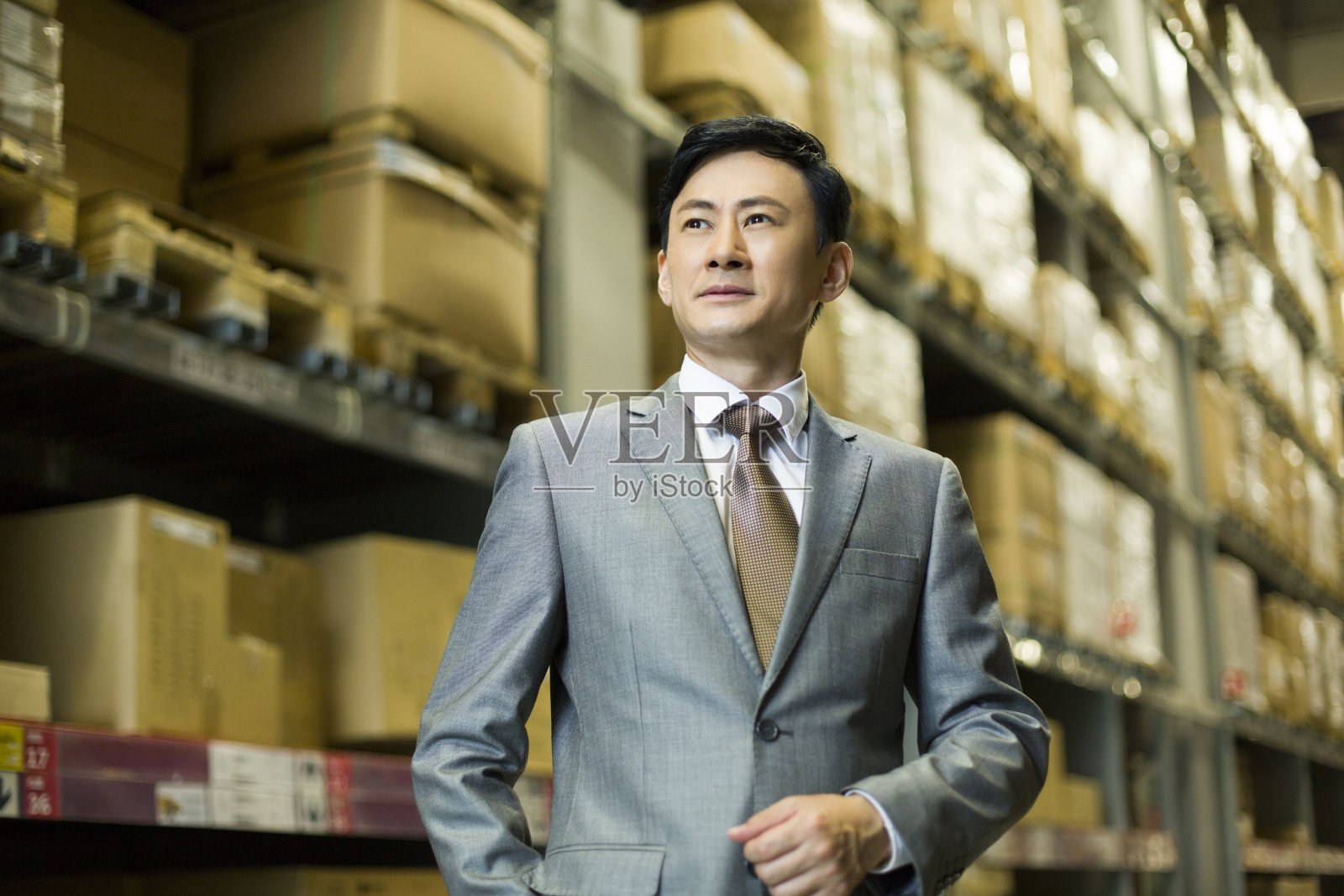 商务男士在物流仓库照片摄影图片