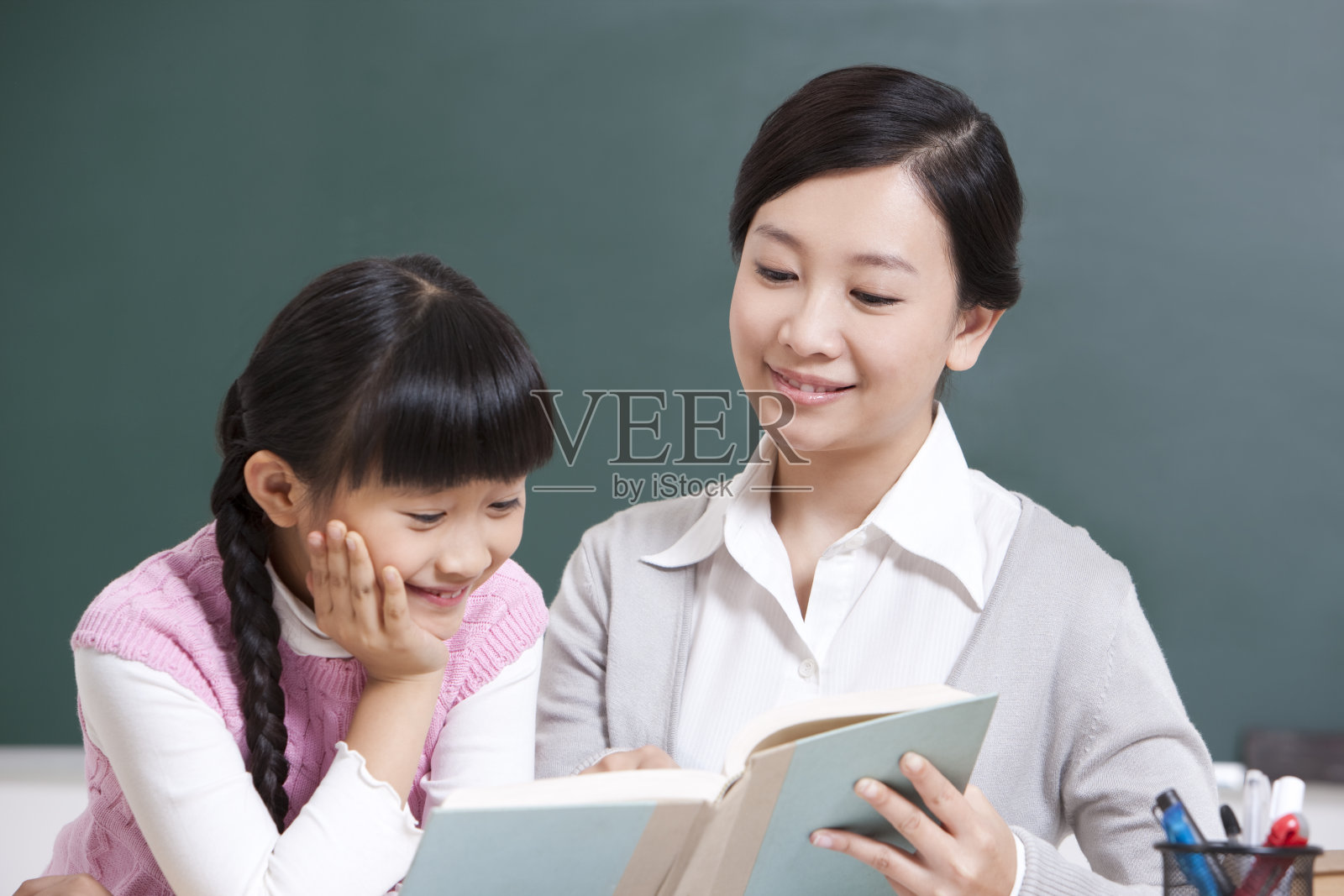 老师和小女生看书照片摄影图片