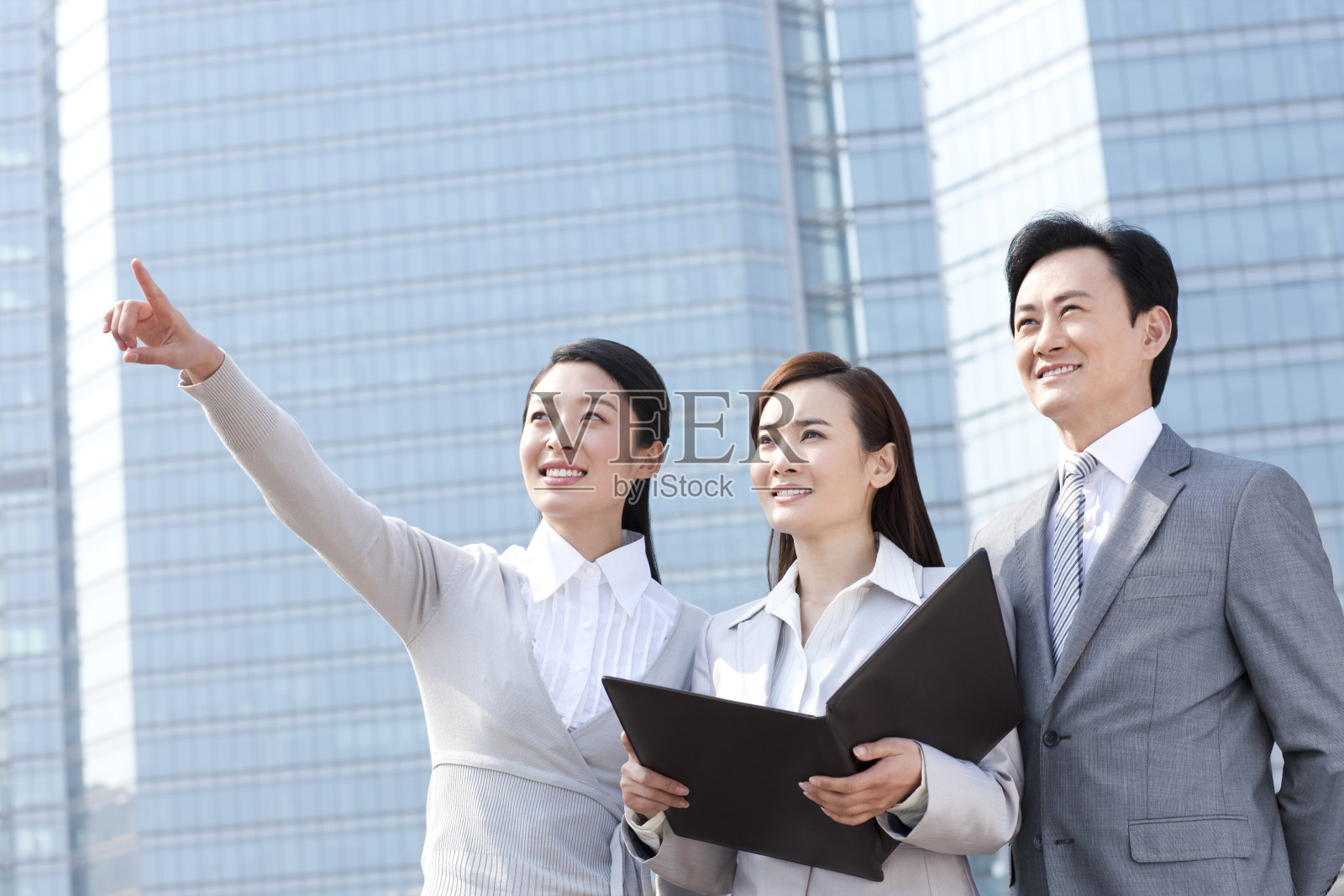 商务伙伴一起看远方照片摄影图片