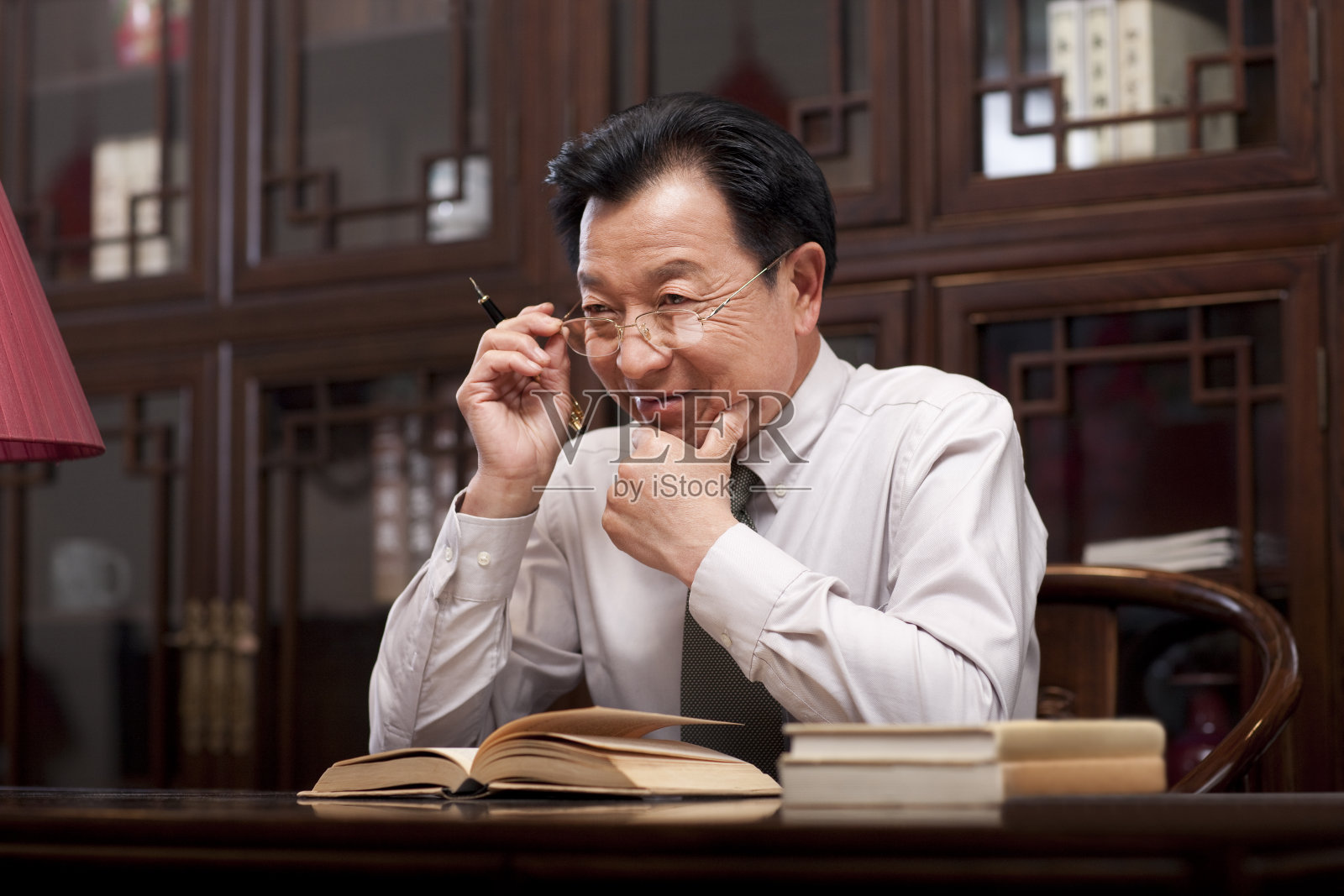 经验丰富的商务男士照片摄影图片