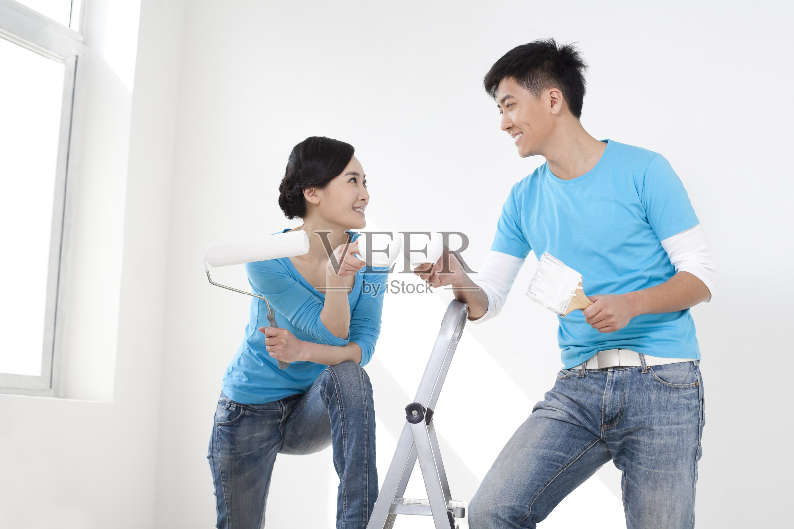 青年夫妇装修爱巢照片摄影图片