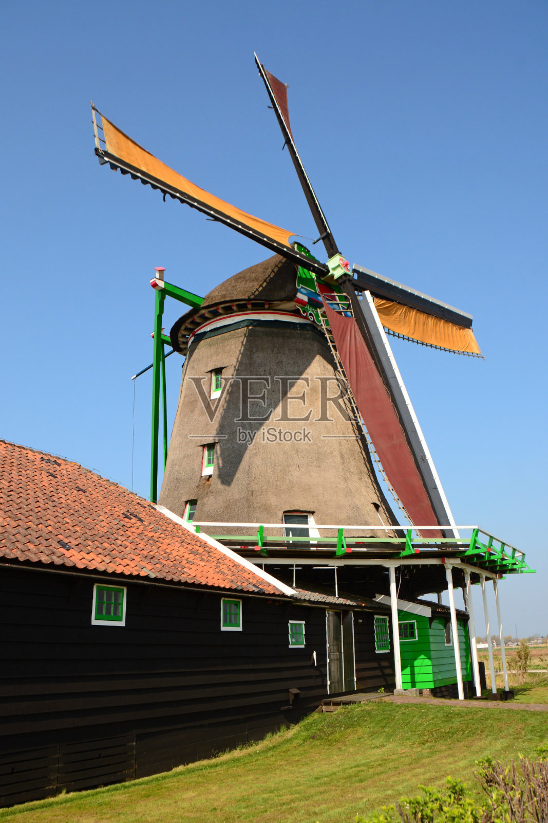 贮木场风力机。照片摄影图片