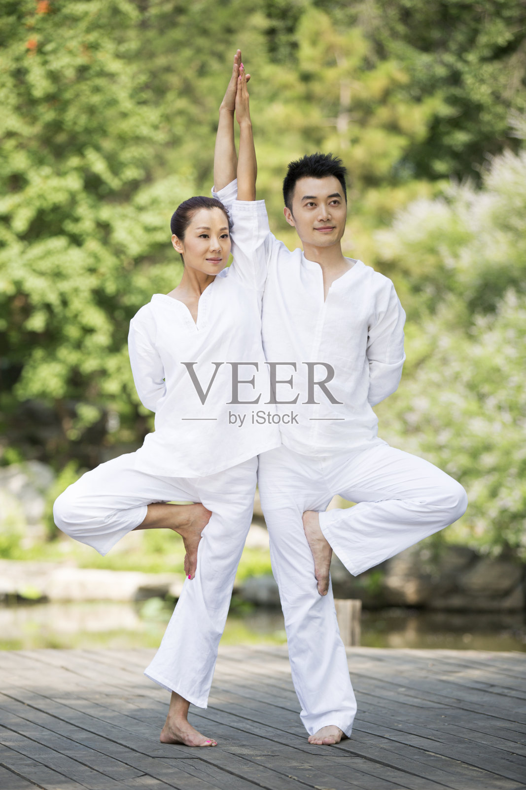 年轻男女练瑜伽照片摄影图片