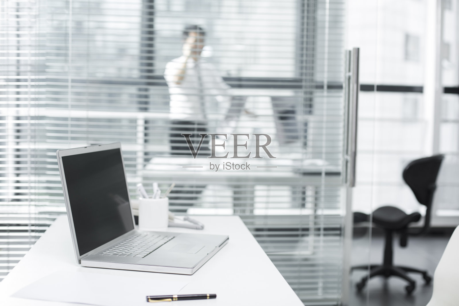 现代办公室和打电话的商务男士照片摄影图片