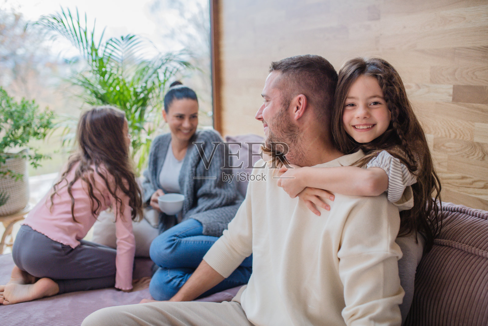 两个快乐的姐妹在家里和爸爸妈妈玩得很开心照片摄影图片