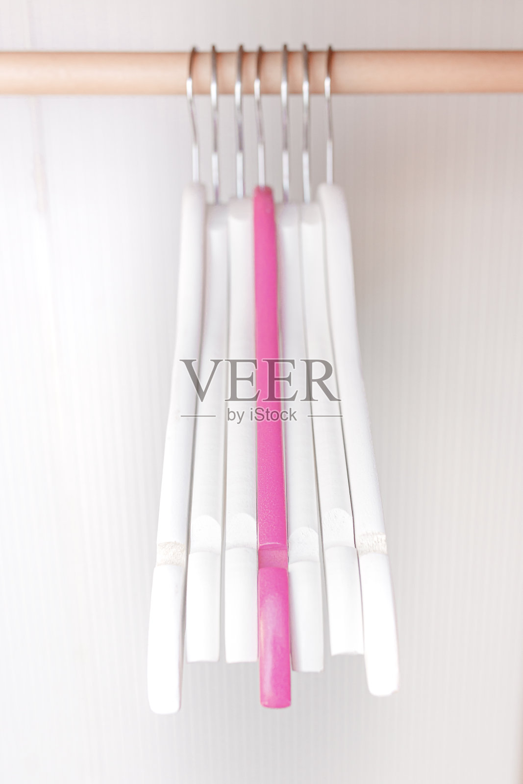 粉红色的衣架照片摄影图片