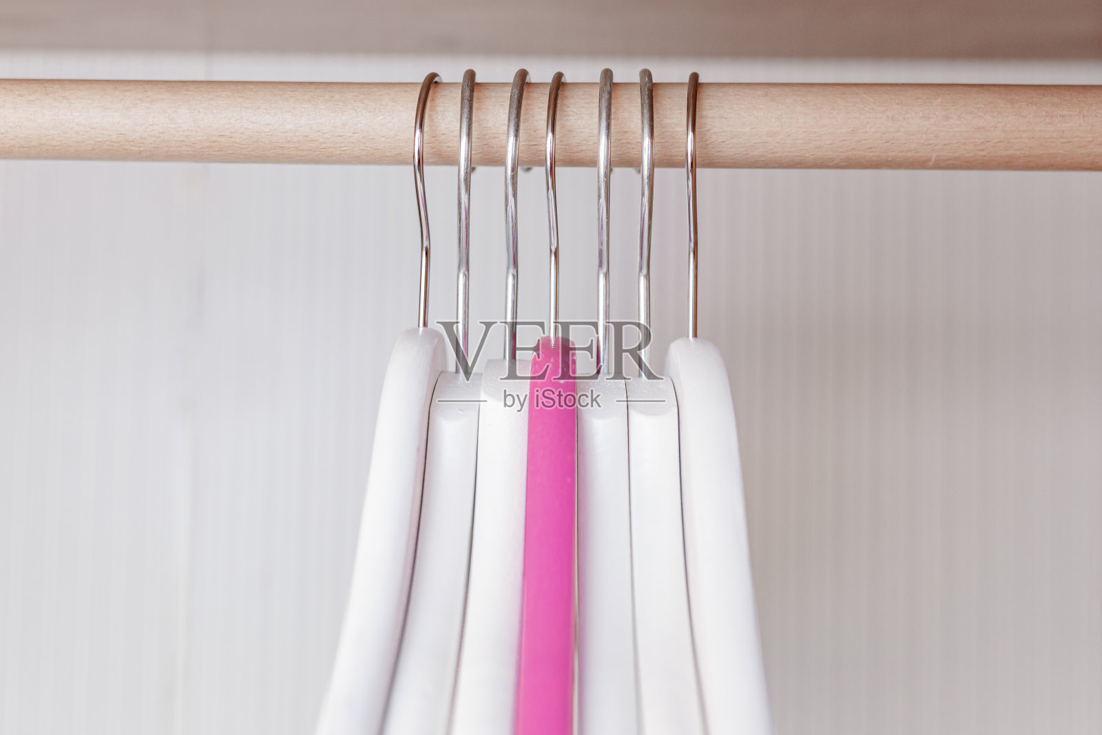粉红色的衣架照片摄影图片