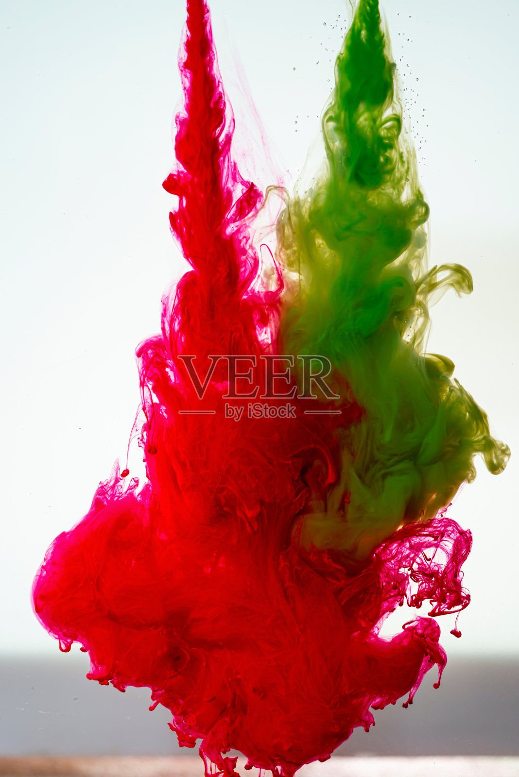 颜料流出的注射器照片摄影图片