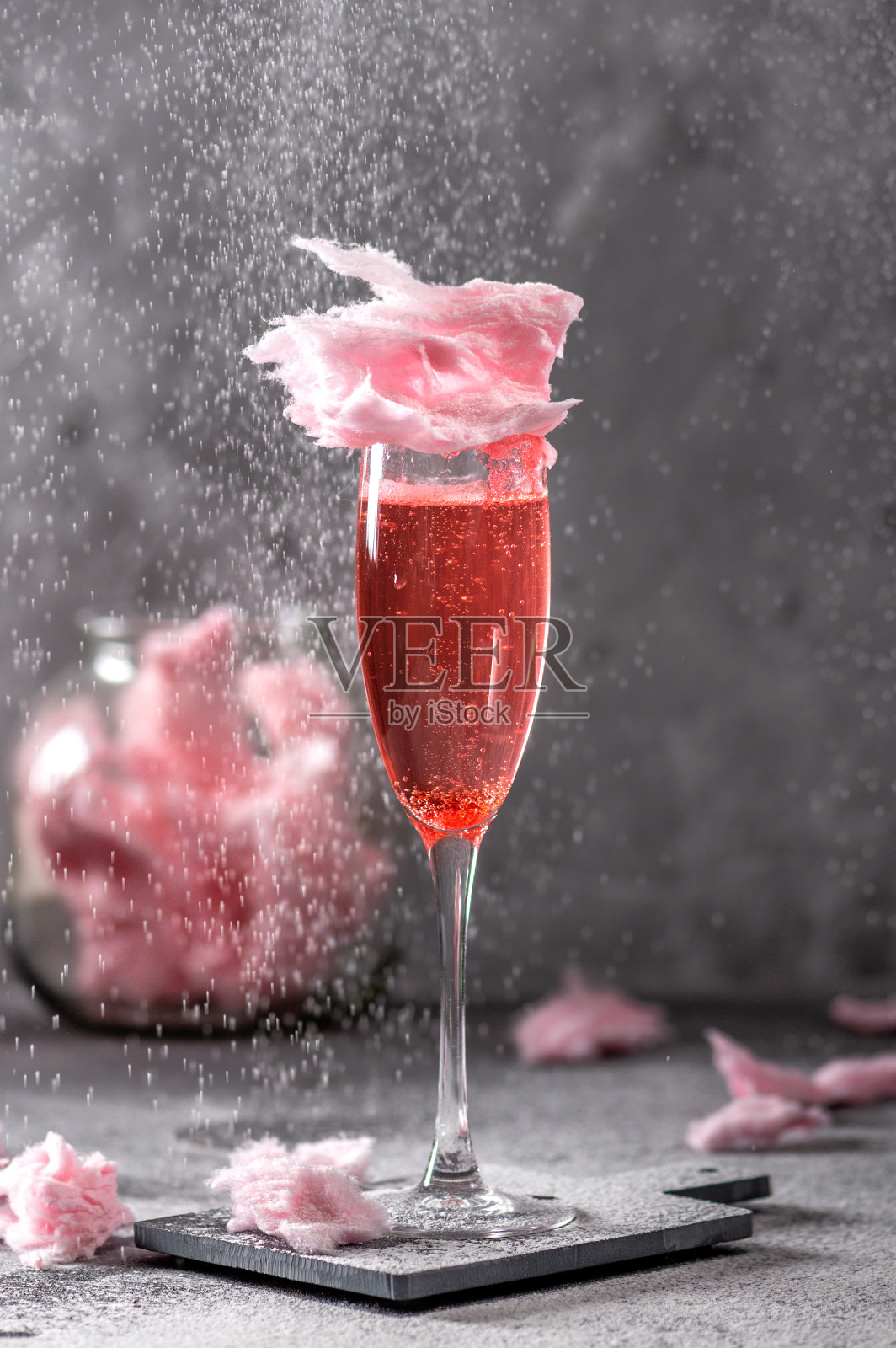 粉色鸡尾酒配粉色棉花糖照片摄影图片