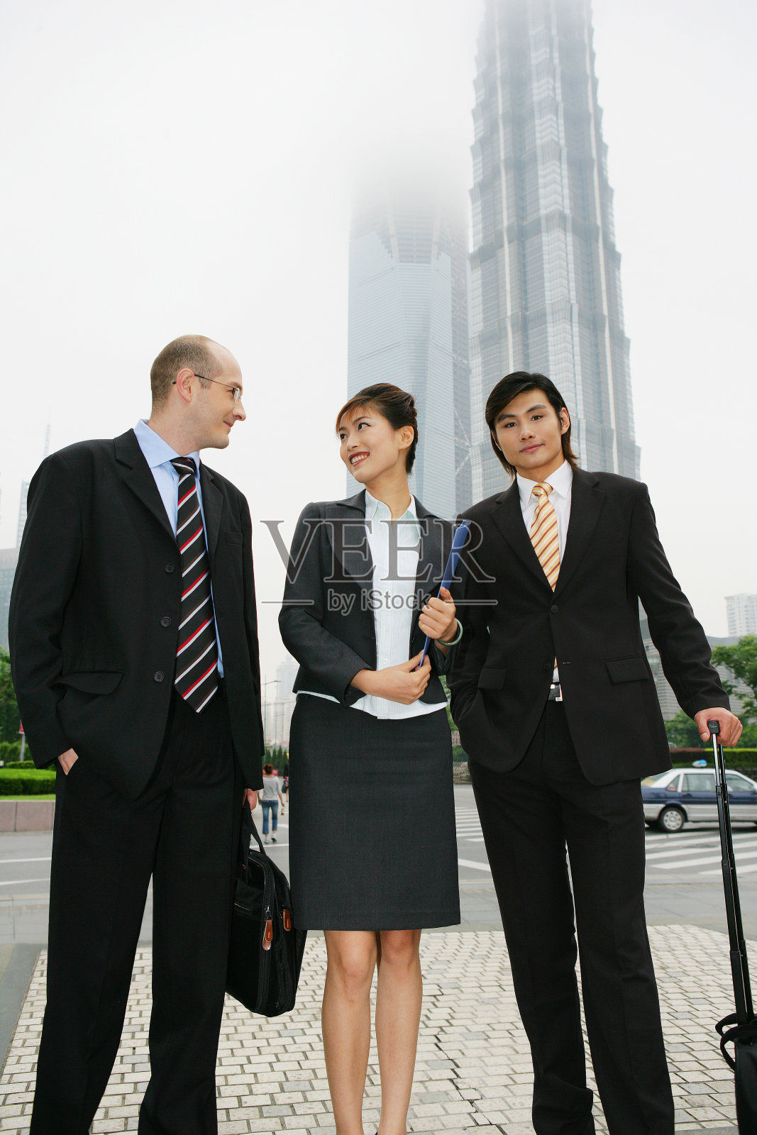 上海浦东金茂大厦下三位中外商务人士合影照片摄影图片