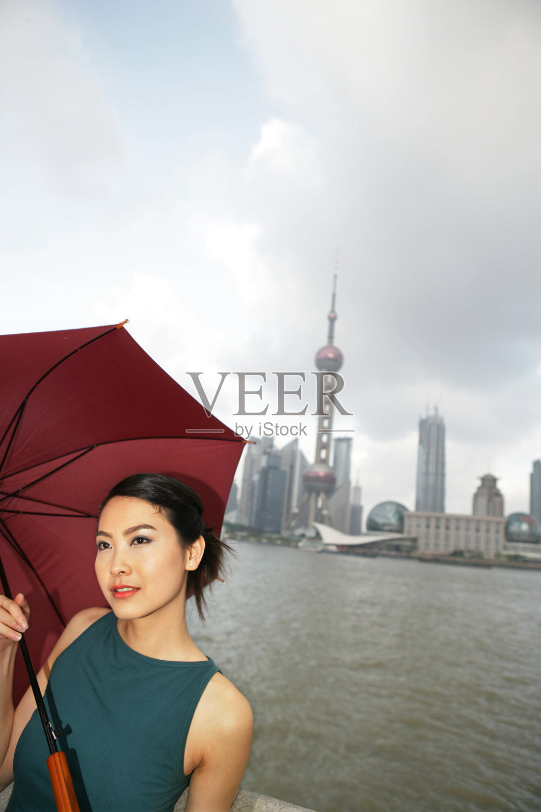 外滩黄浦江边一位女青年拿雨伞照片摄影图片