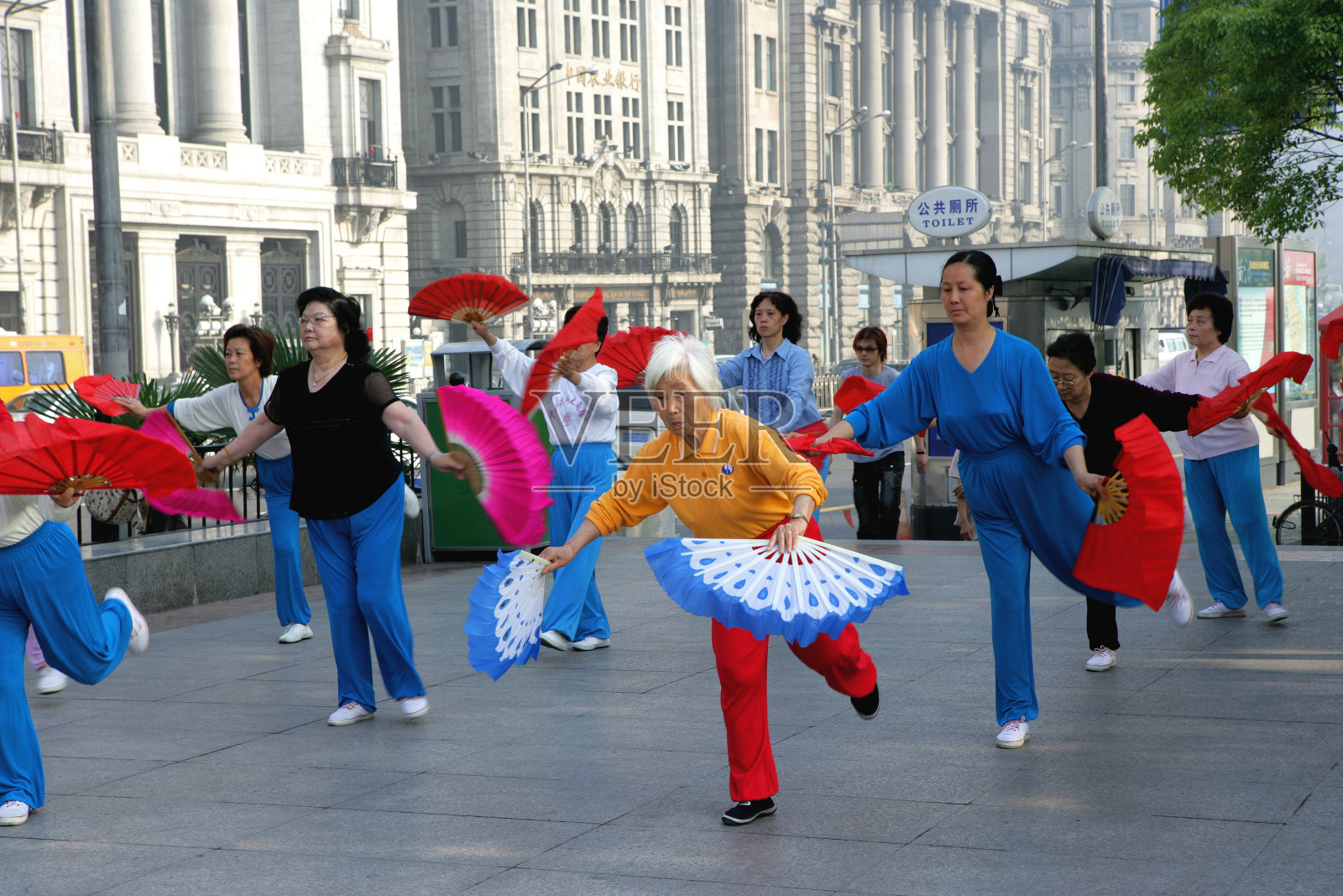 外滩锻炼人群照片摄影图片