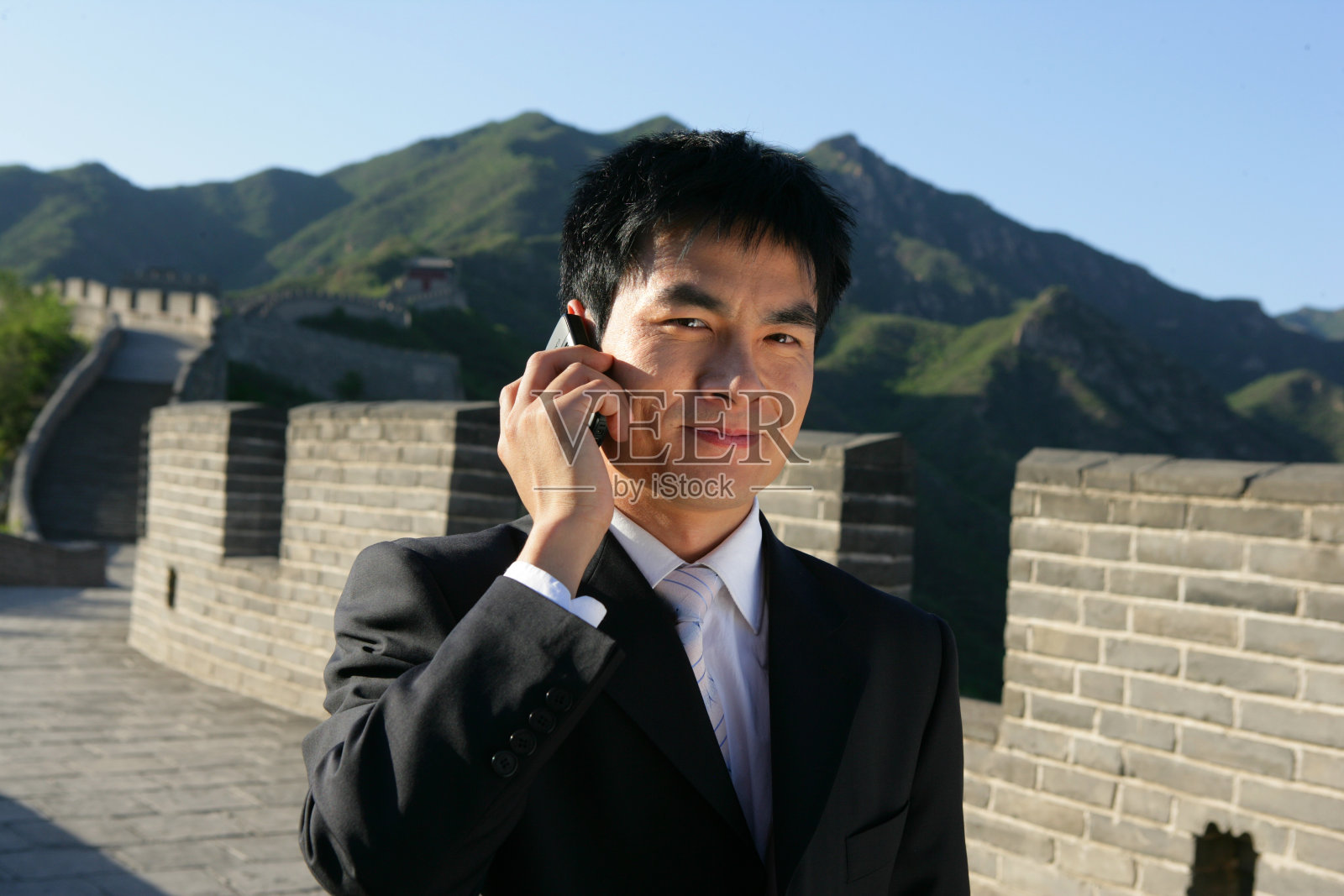 商务人士在长城上打电话照片摄影图片