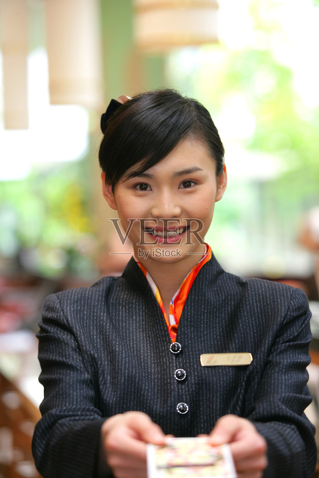 酒店服务人员递出名片照片摄影图片