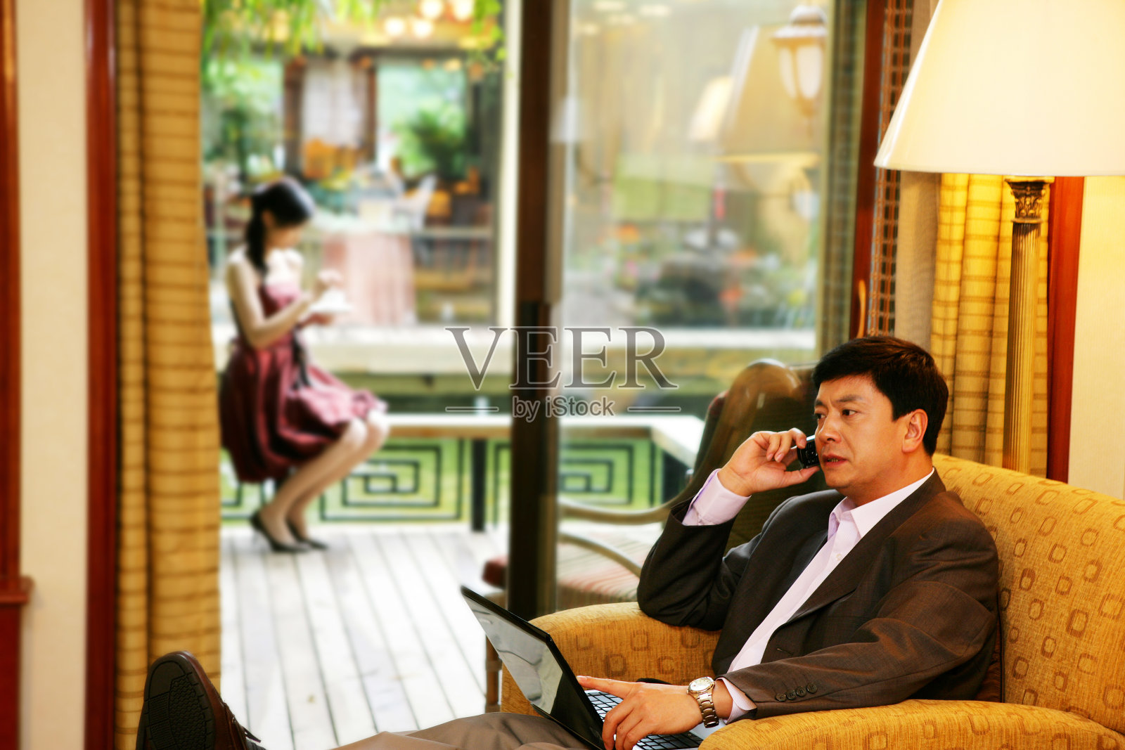 商务人士在酒店房间打电话照片摄影图片