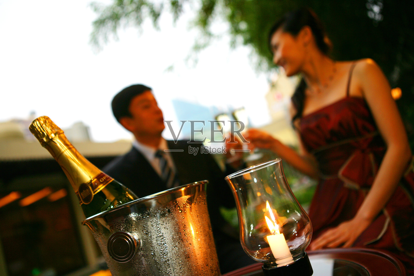 酒具，以饮酒的商务人士为背景照片摄影图片